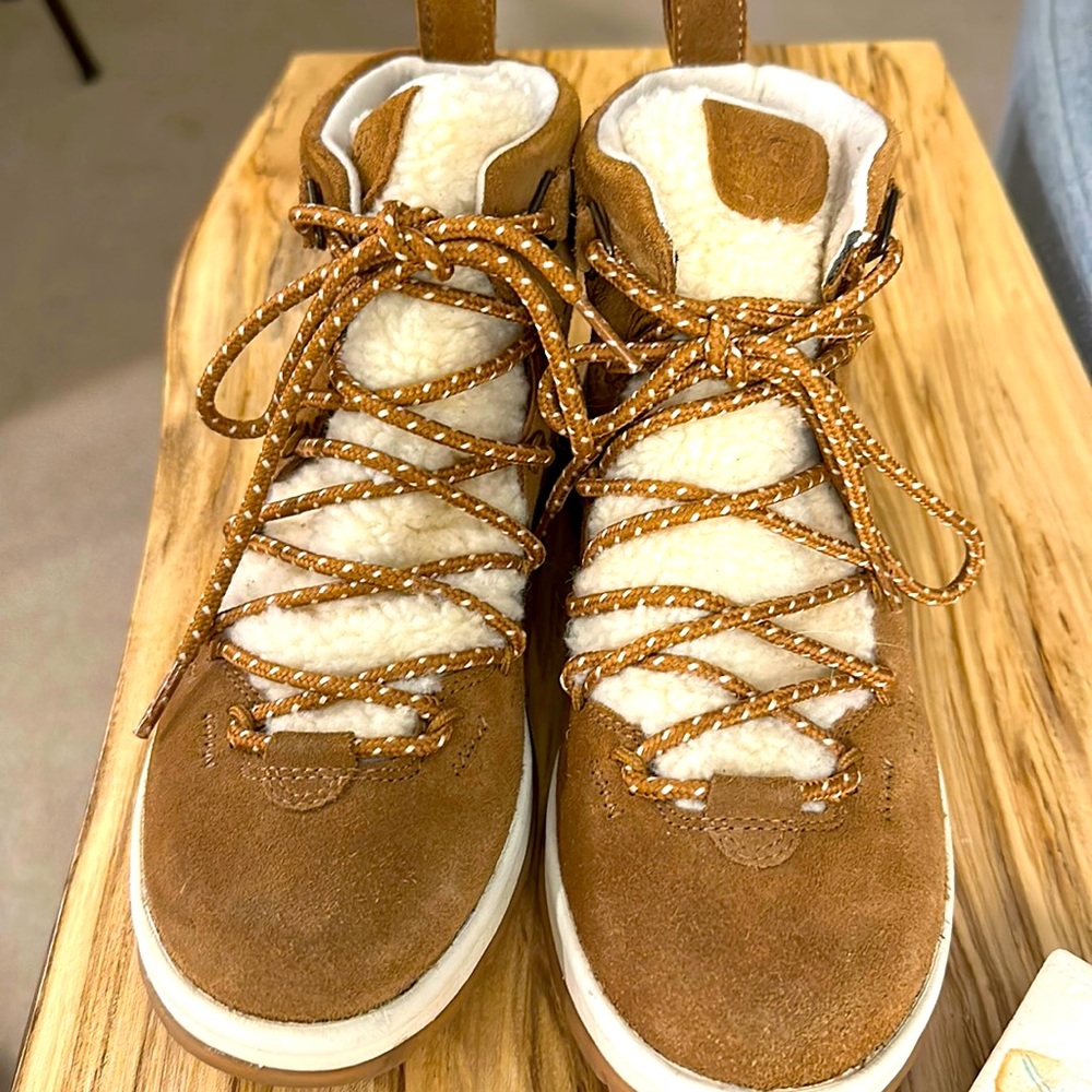 NWOT UGG Lace Up Boots